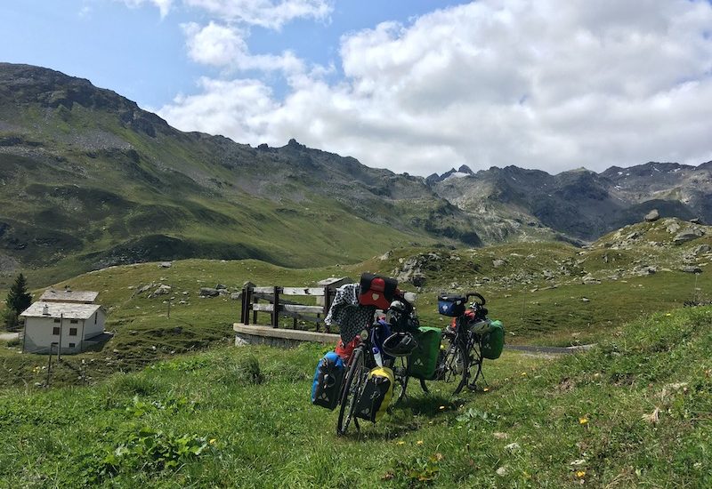 Zicht op onze fietsen met daarachter de Italiaanse Alpen