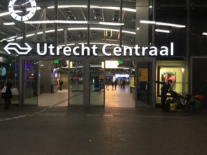 Zicht op de hal van Utrecht Centraal met de fietsen naast de ingang